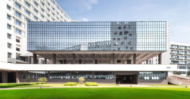 Во всем мире (кроме Китая где объектив доступен с лета) в продажу поступил — фото 8