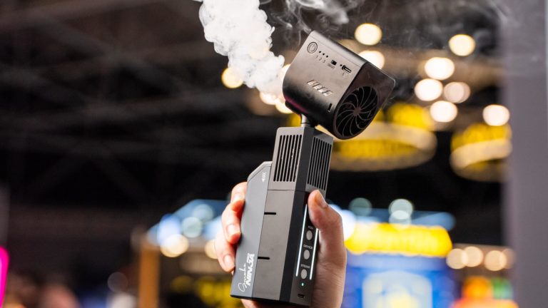 PMI SmokeNINJA PRO V2 — карманная дым-машина без брызг и липкого налёта