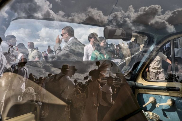 Pure Street Photography Awards 2026: скачки в Шантийи сквозь стекло старой машины