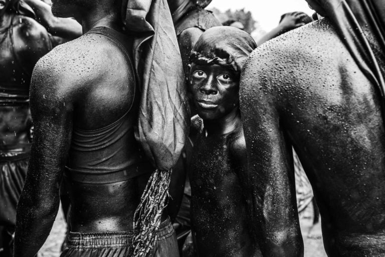 Pure Street Photography Awards 2026: скачки в Шантийи сквозь стекло старой машины — фото 2