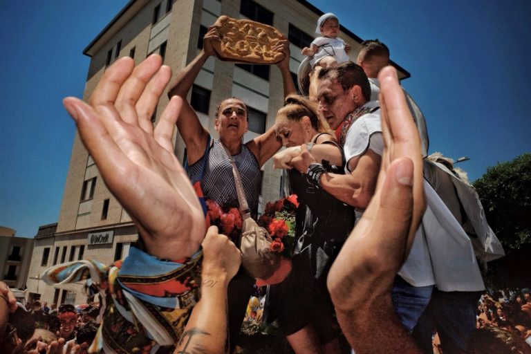 Pure Street Photography Awards 2026: скачки в Шантийи сквозь стекло старой машины — фото 3