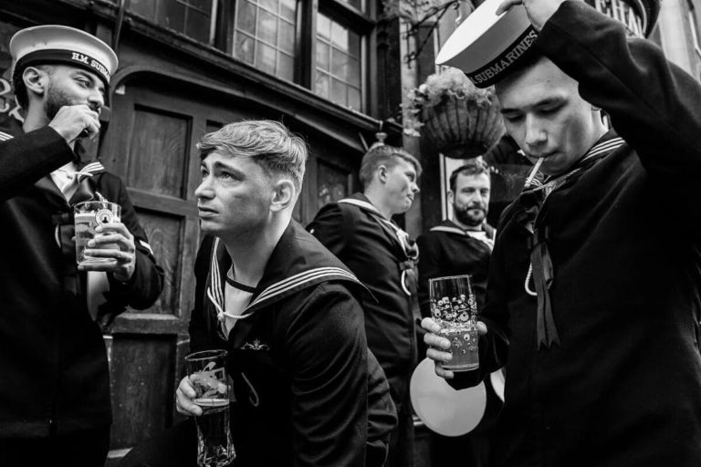 Pure Street Photography Awards 2026: скачки в Шантийи сквозь стекло старой машины — фото 4