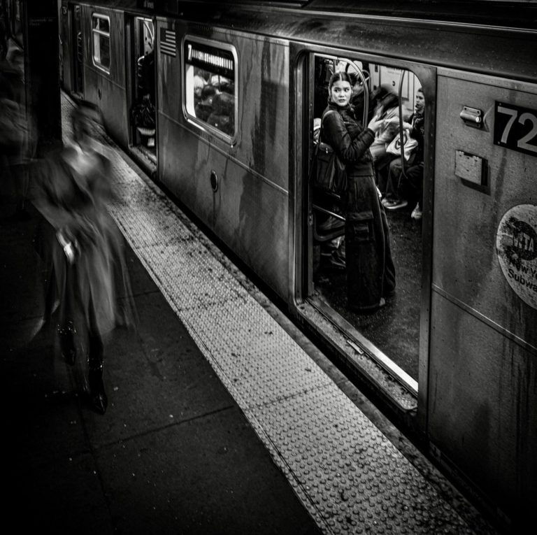 Pure Street Photography Awards 2026: скачки в Шантийи сквозь стекло старой машины — фото 6