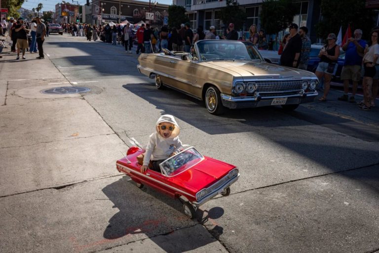 Pure Street Photography Awards 2026: скачки в Шантийи сквозь стекло старой машины — фото 10