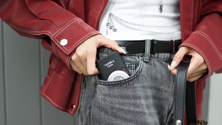 Yashica Crew — карманный компакт с 6-кратным зумом и откидным экраном в духе нулевых — фото 7