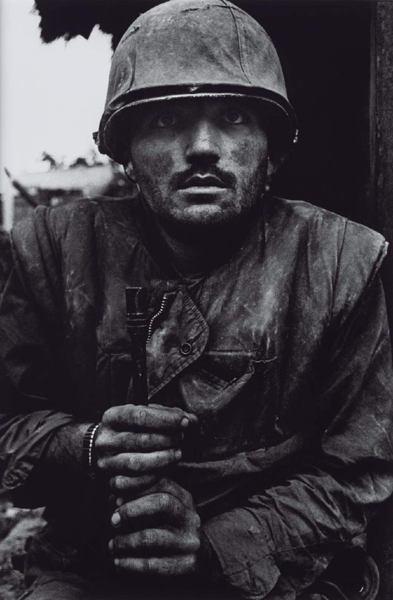 Дону Маккалину — 91: легенда военной фотографии и мастер «тёмной» печати — фото 2