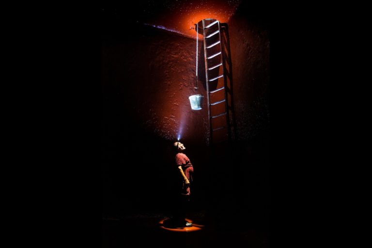 Снимок из винного чана почти без света: открыт приём на Wine Photographer of