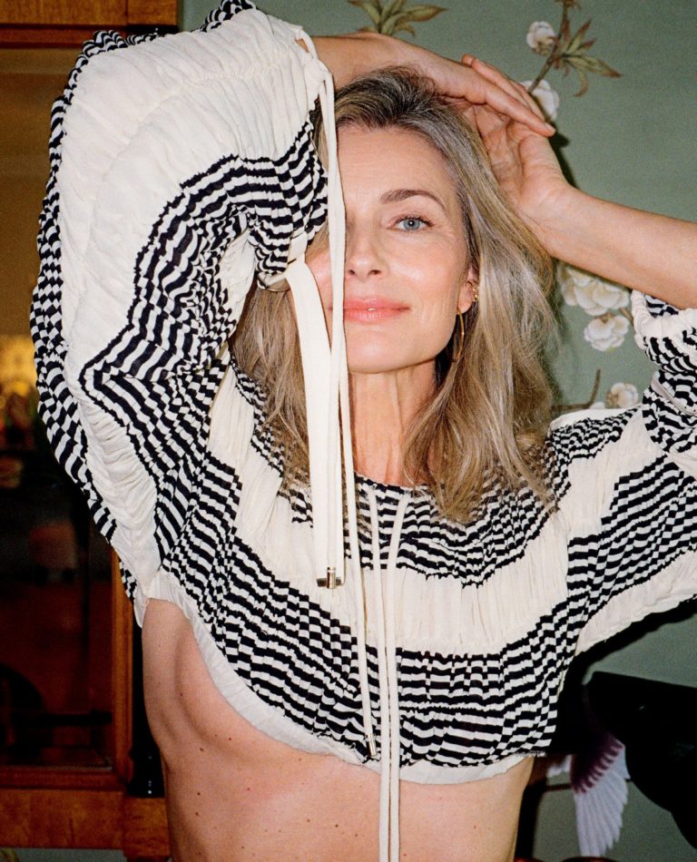 Без ретуши в 56 лет: как Мария Томанова сняла Паулину Порижкову для Vogue — фото 7