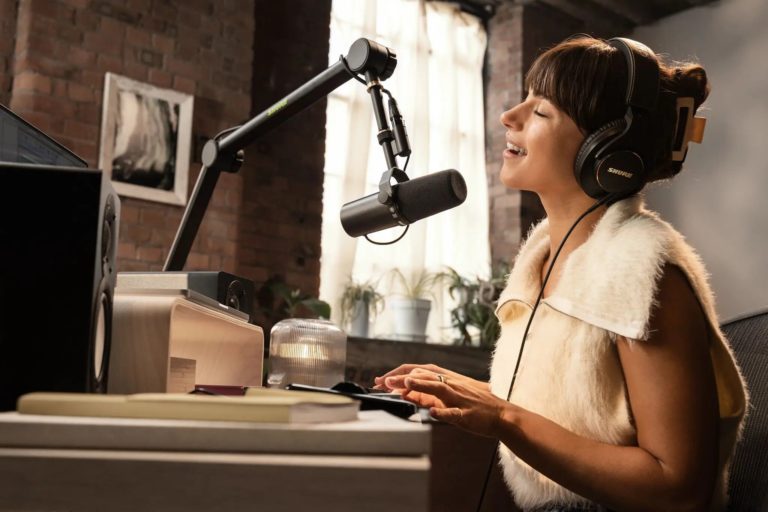 Микрофоны для подкастов: от доступного Rode PodMic до легендарного Shure SM7B