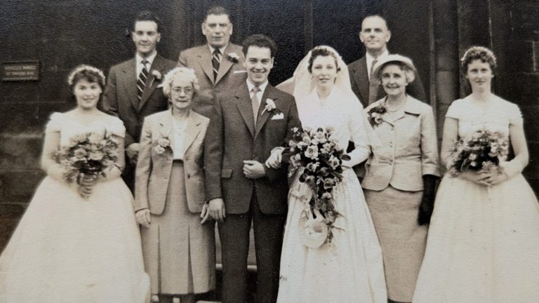 Детектив по выцветшей подписи: свадебный альбом 1957 года вернулся в семью — фото 2