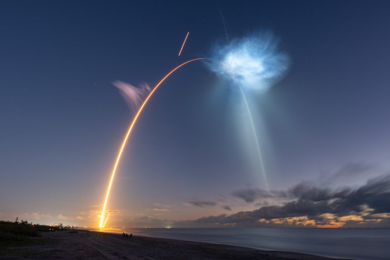 Ракета Falcon 9 оставила в рассветном небе «космическую медузу»: снимки NASA и SpaceX