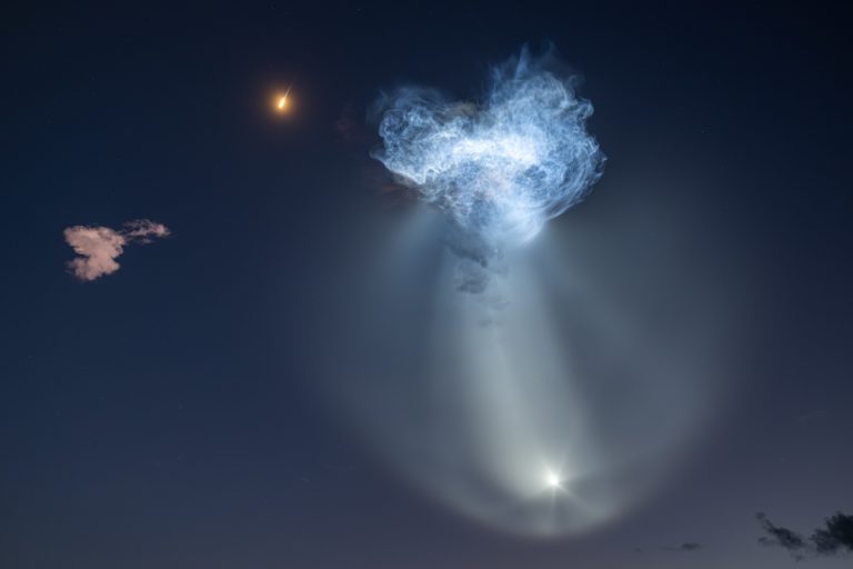 Ракета Falcon 9 оставила в рассветном небе «космическую медузу»: снимки NASA и SpaceX — фото 2