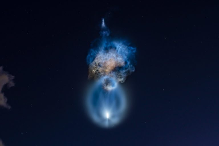 Ракета Falcon 9 оставила в рассветном небе «космическую медузу»: снимки NASA и SpaceX — фото 4