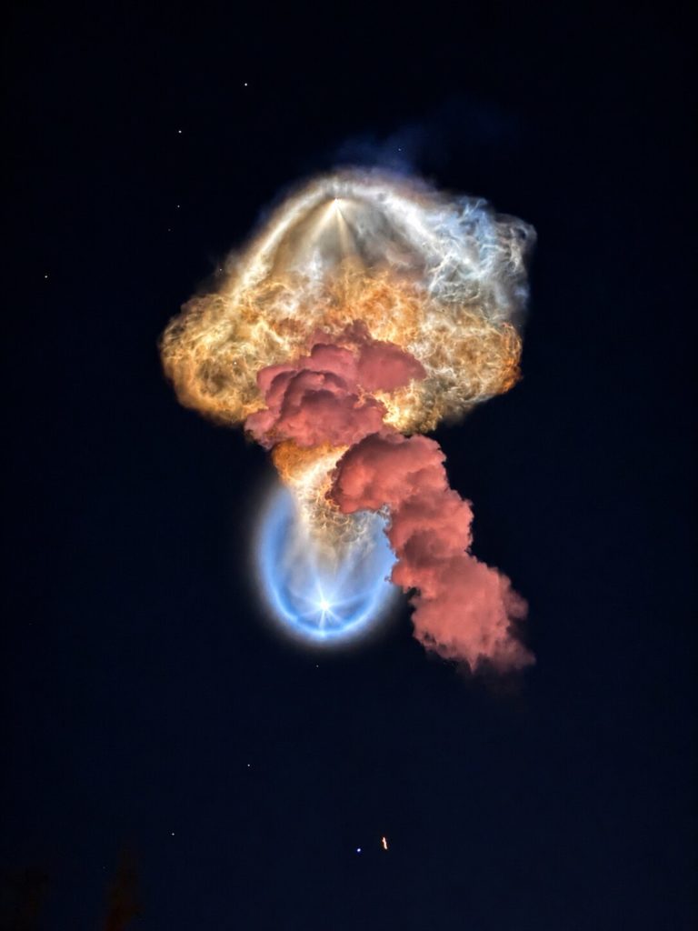 Ракета Falcon 9 оставила в рассветном небе «космическую медузу»: снимки NASA и SpaceX — фото 5