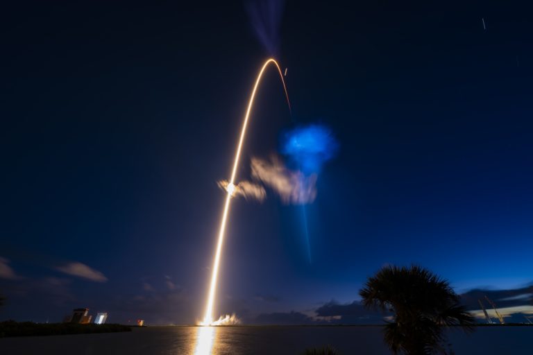 Ракета Falcon 9 оставила в рассветном небе «космическую медузу»: снимки NASA и SpaceX — фото 6