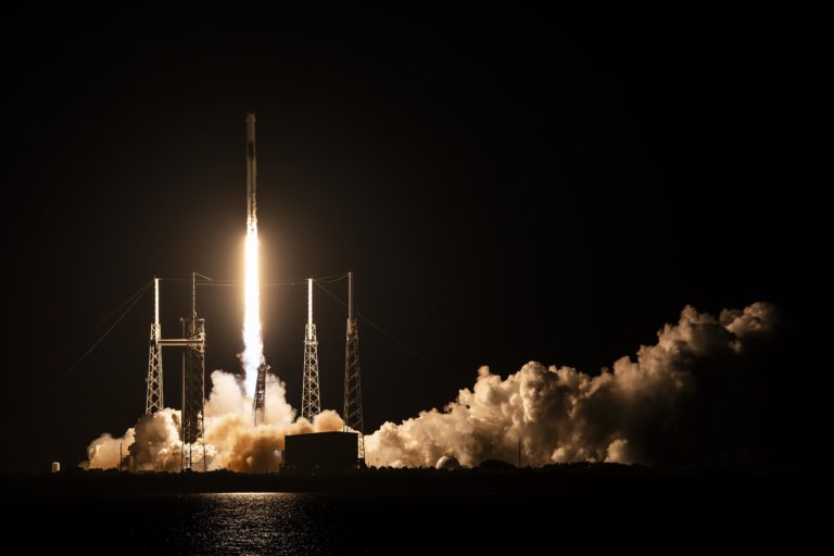 Ракета Falcon 9 оставила в рассветном небе «космическую медузу»: снимки NASA и SpaceX — фото 9