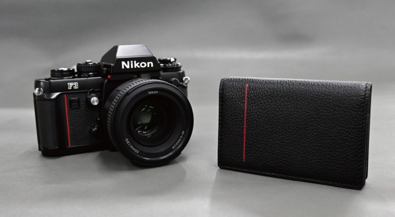 Nikon выпустила кожаную визитницу с красной полосой как у легендарной F3