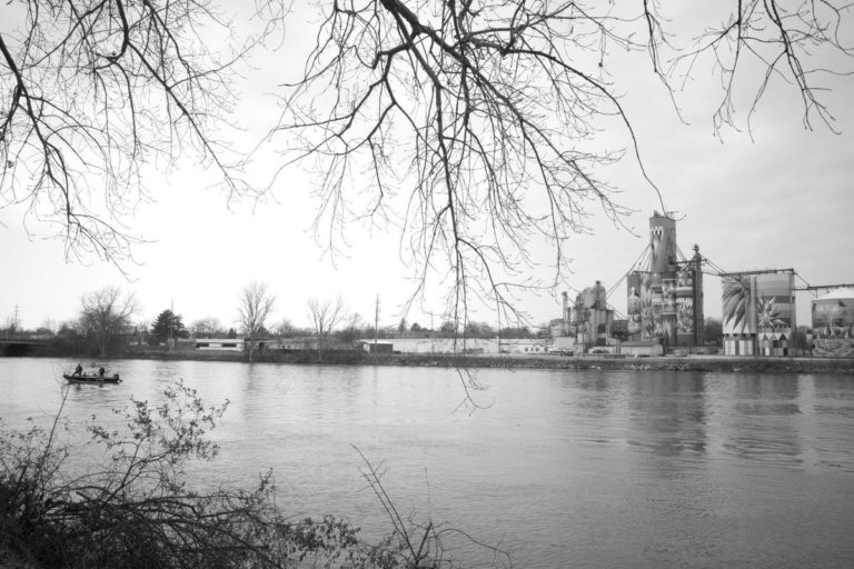 Лучшие камеры для чёрно-белой съёмки в 2026 году: от Leica Monochrom до Nikon Zf — фото 9