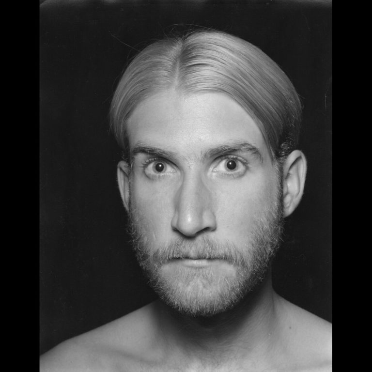 Николасу Никсону — 79. Он 48 лет снимал одну из самых известных серий в истории фотографии