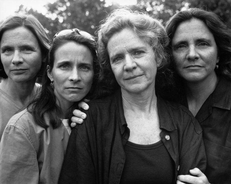 Николасу Никсону — 79. Он 48 лет снимал одну из самых известных серий в истории фотографии — фото 4