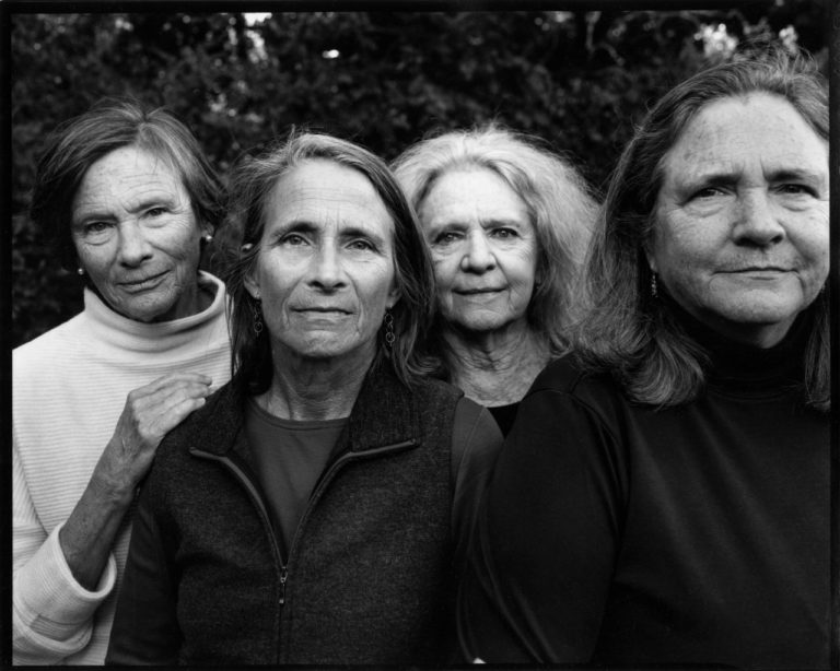 Николасу Никсону — 79. Он 48 лет снимал одну из самых известных серий в истории фотографии — фото 6