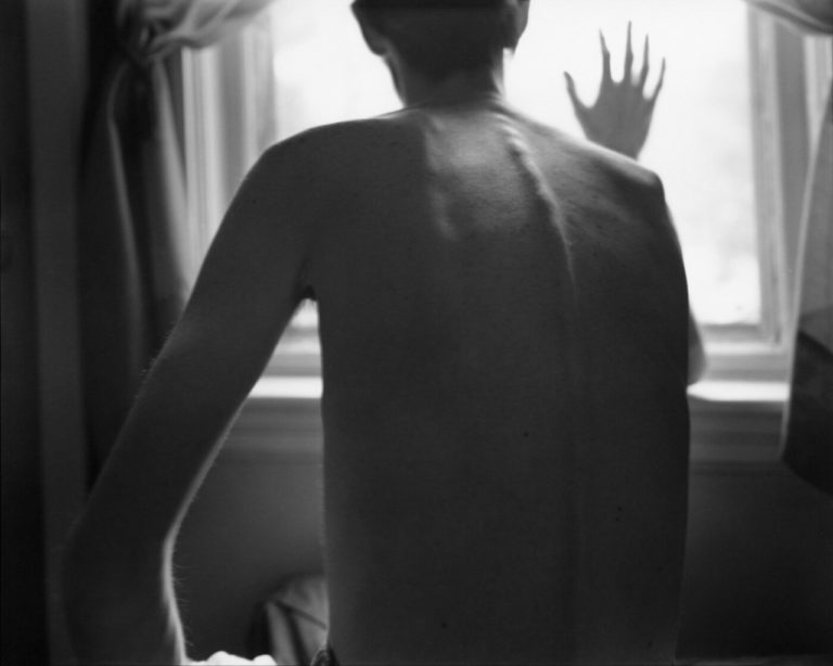 Николасу Никсону — 79. Он 48 лет снимал одну из самых известных серий в истории фотографии — фото 10